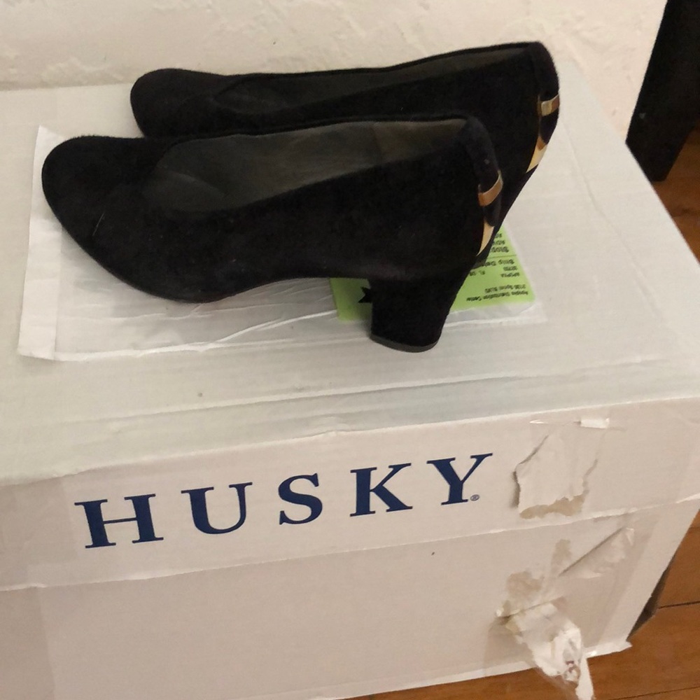 I have a pair of black heels I’m selling with gold design on back